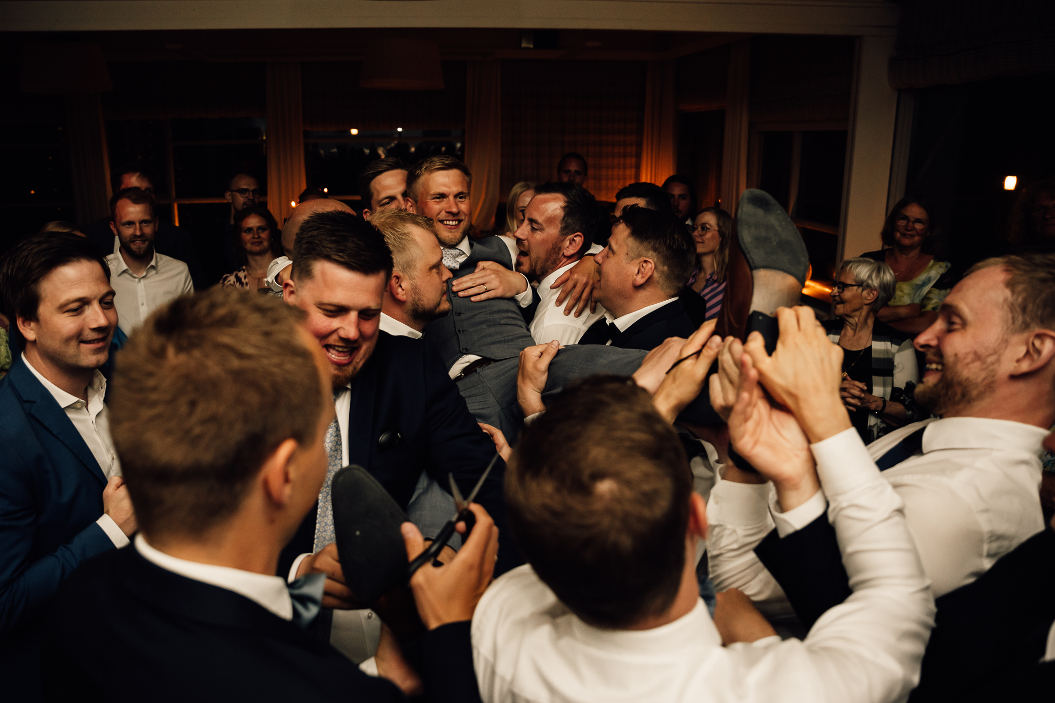 Gommen får klippet sokker til bryllup på Skanderborghus - bryllupsfotograf aarhus