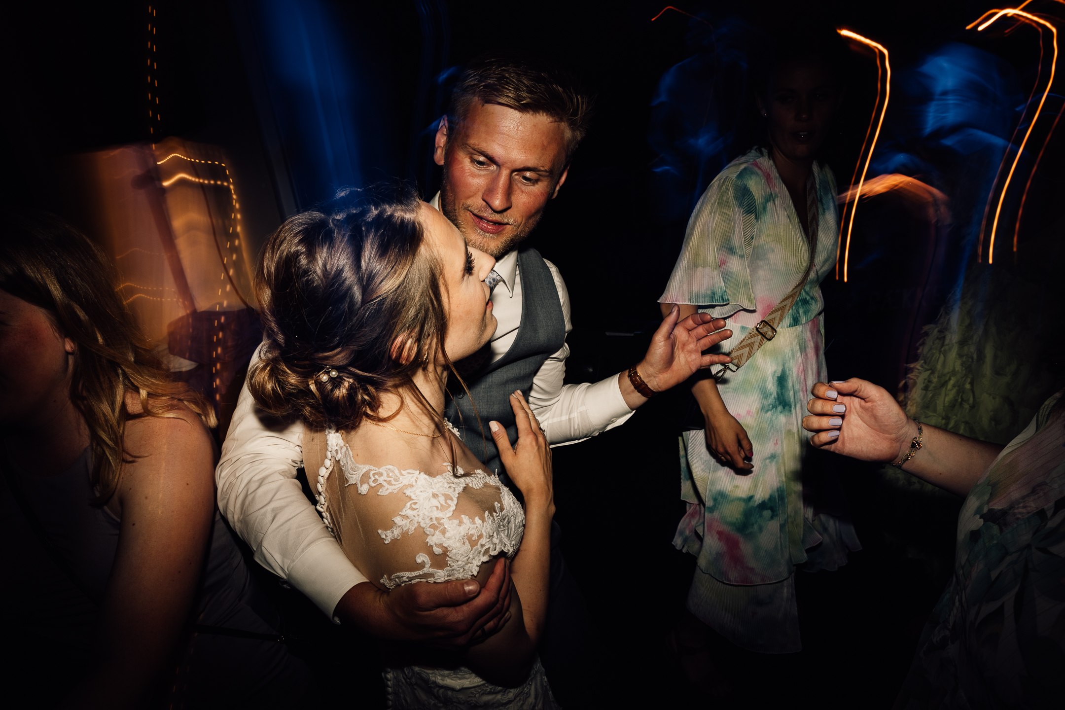 Vild fest og dans til bryllup på Skanderborghus - bryllupsfotograf aarhus