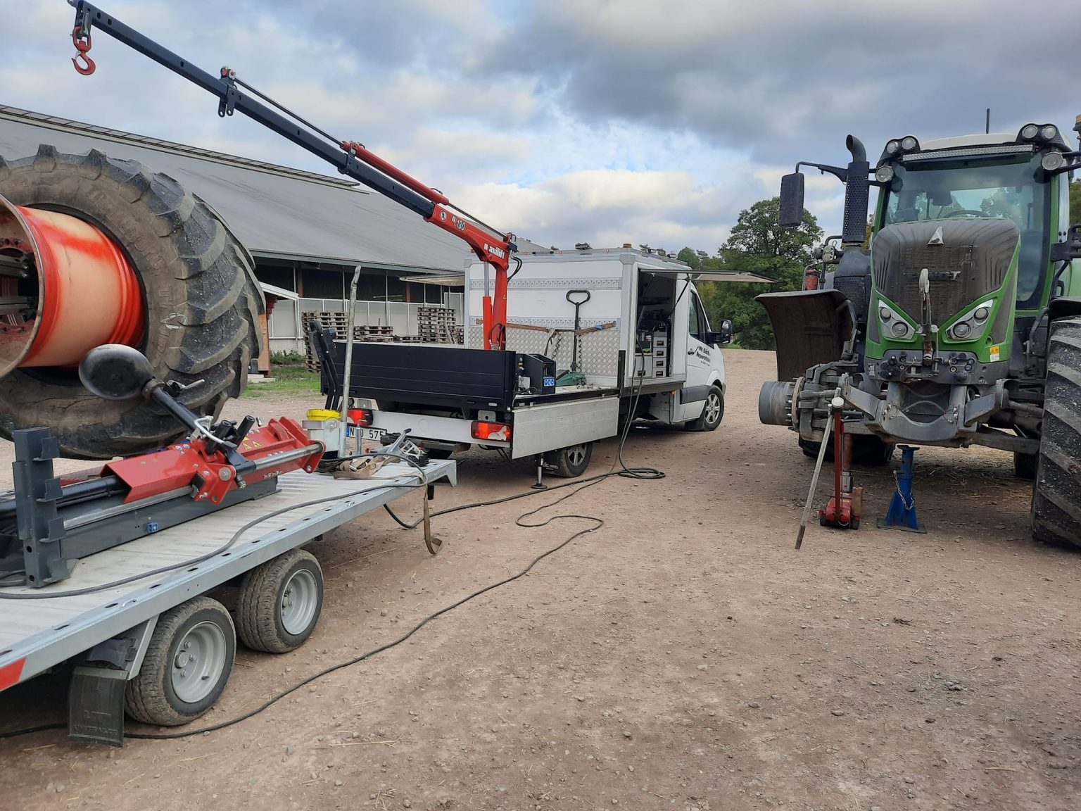 Mobil däckservice på traktor hos kund