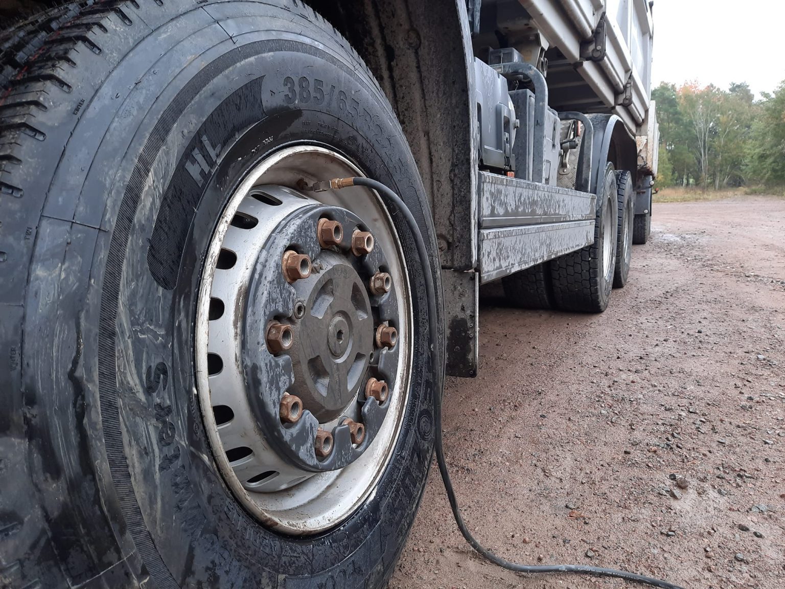Pumpa däck på lastbil med mobil däckservice