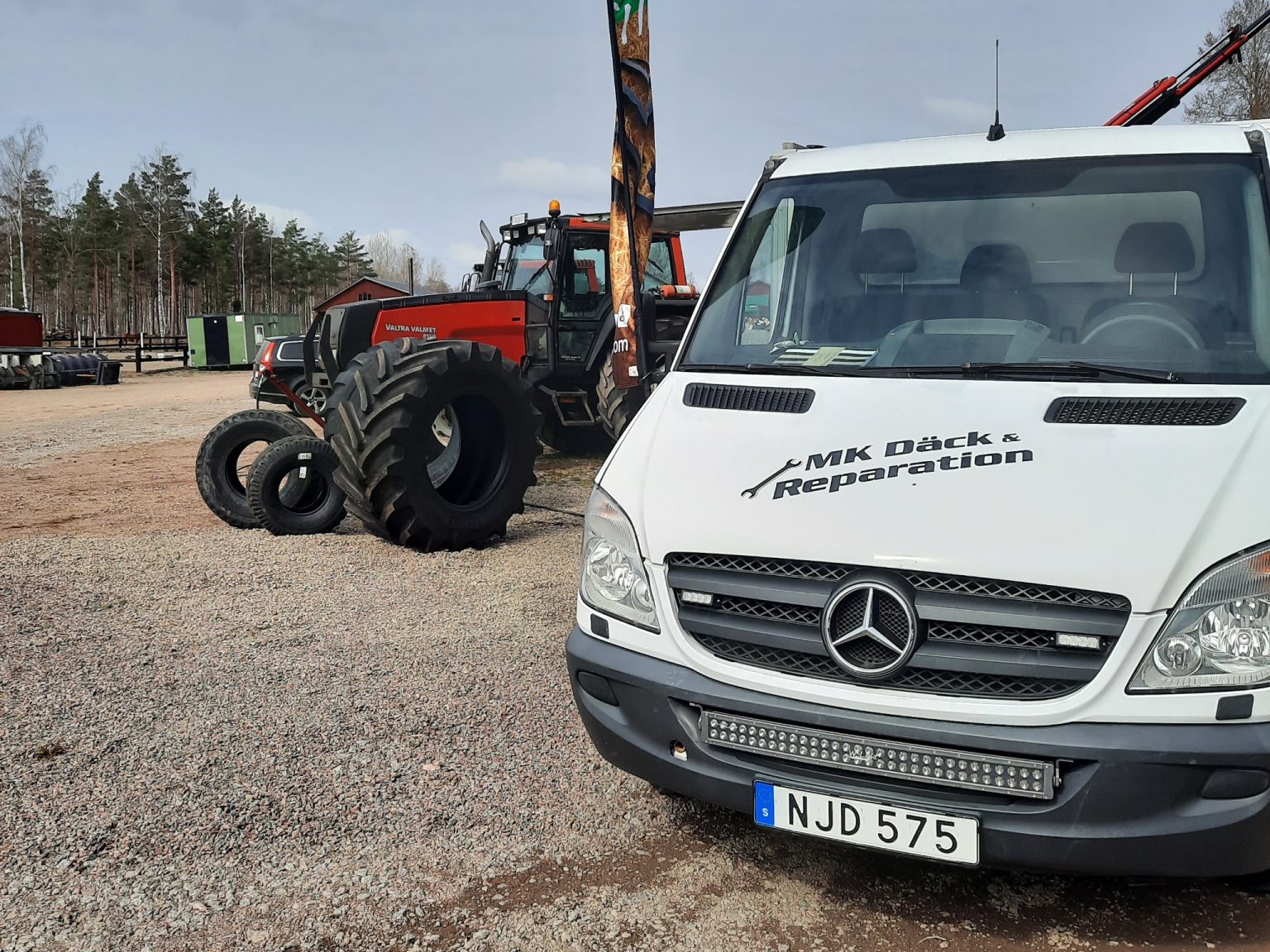 MK Däck mobil däckservice byter däck på traktor