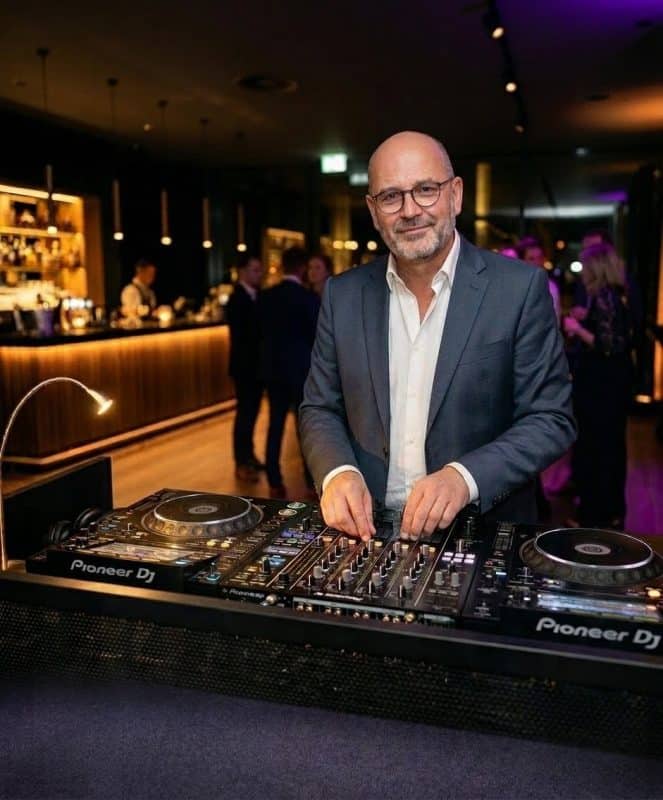 DJ Frank bringt den Sound der 80er, 90er und die besten Party-Hits von heute auf Ihre Feier. Ob runder Geburtstag, stilvolle Hochzeit oder exklusives Firmen-Event – perfekt abgestimmt auf Sie und Ihre Gäste. Erleben Sie erstklassigen Sound mit Premium-Technik von Bose und Electro-Voice, serviert mit der Erfahrung aus über vier Jahrzehnten an den Plattentellern.