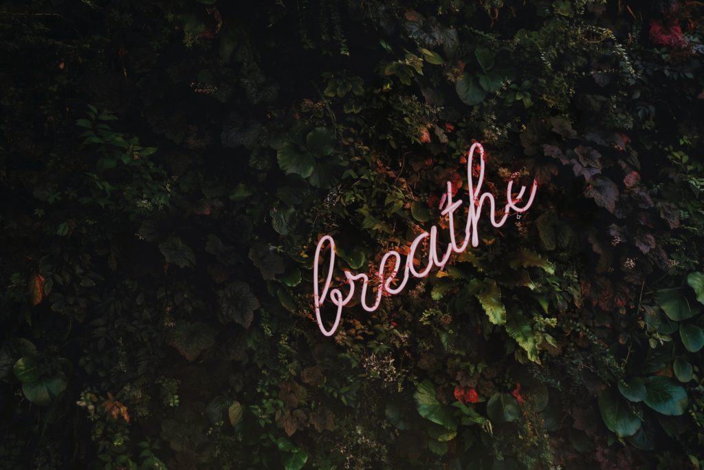 Breathe quote neon op groene muur - MODESK.nl