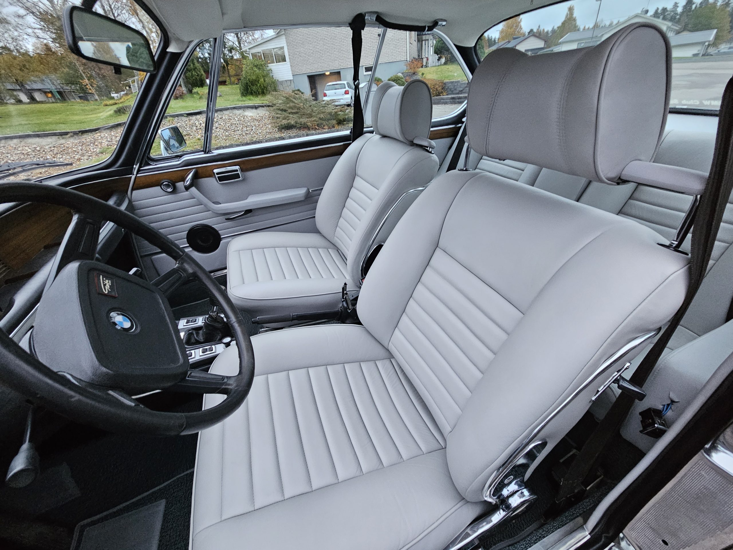 modevelopments classic car renovation paint interior veteranbil renovering lackering inredning bmw csi