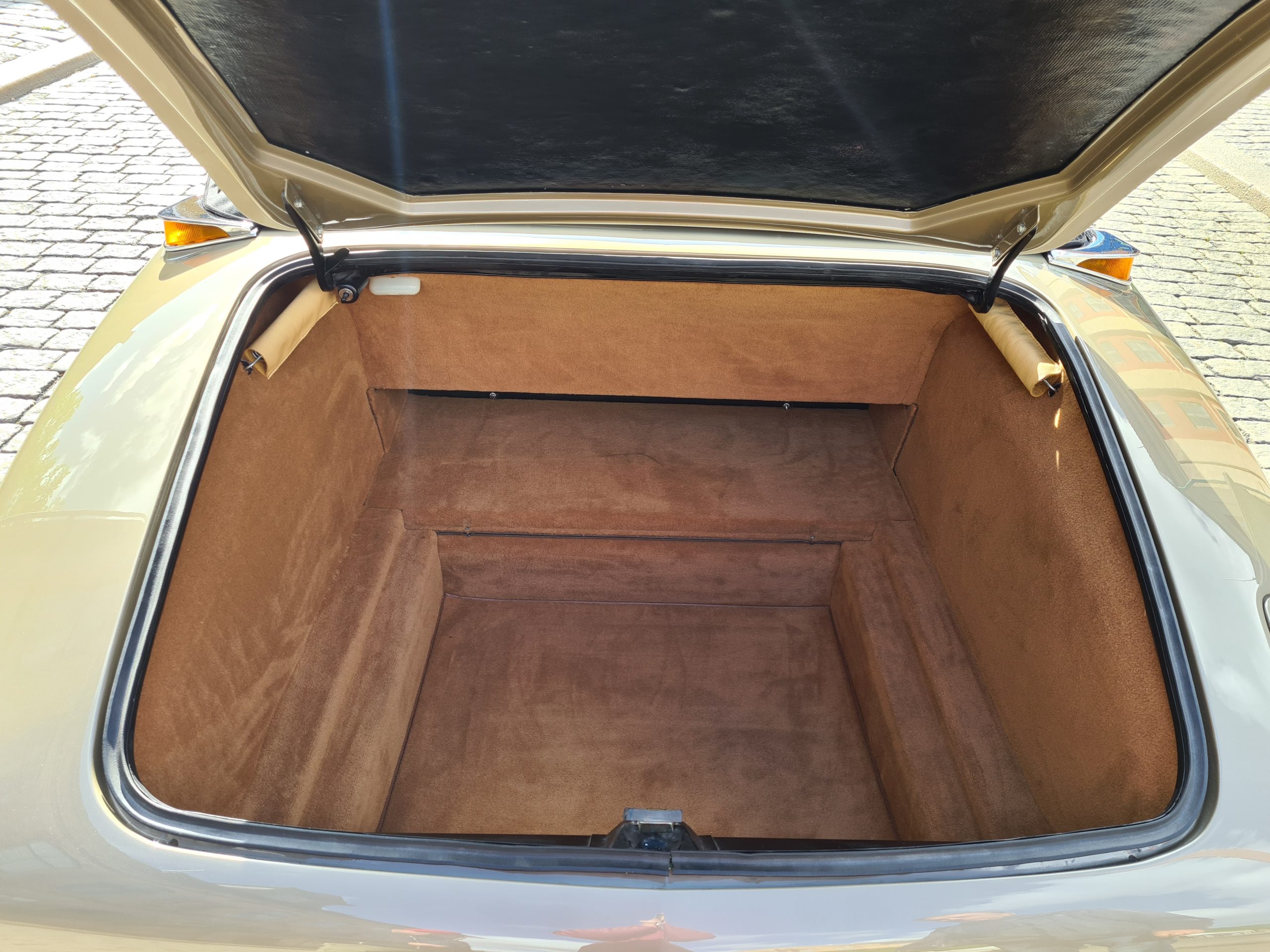 modevelopments classic car renovation paint interior veteranbil renovering lackering inredning citroen ds