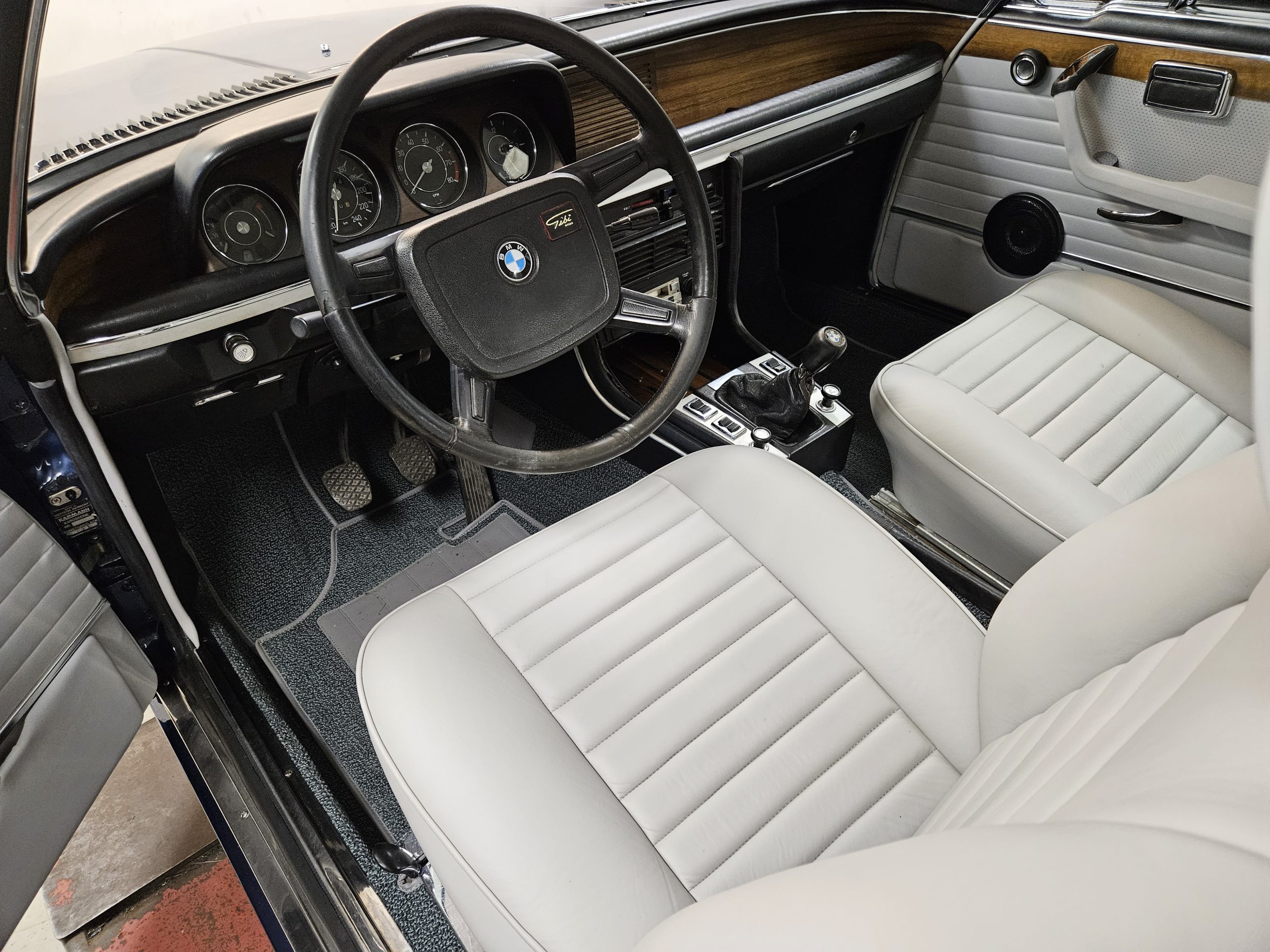 modevelopments classic car renovation paint interior veteranbil renovering lackering inredning bmw csi