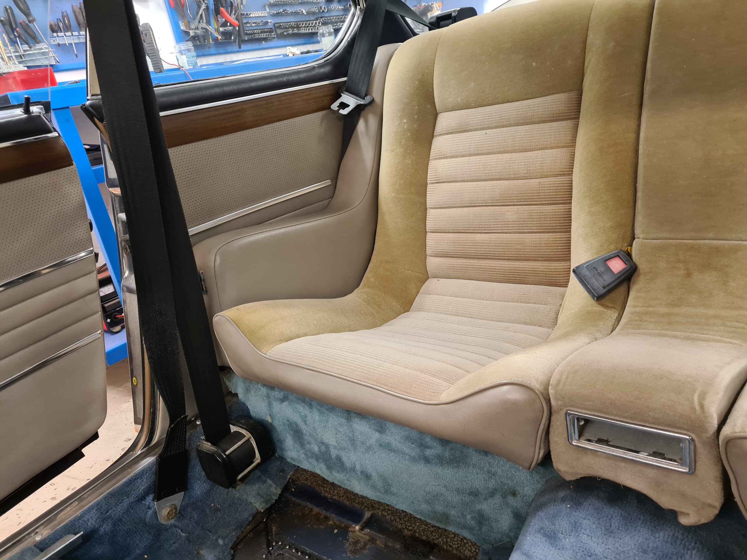 modevelopments classic car renovation paint interior veteranbil renovering lackering inredning bmw csi