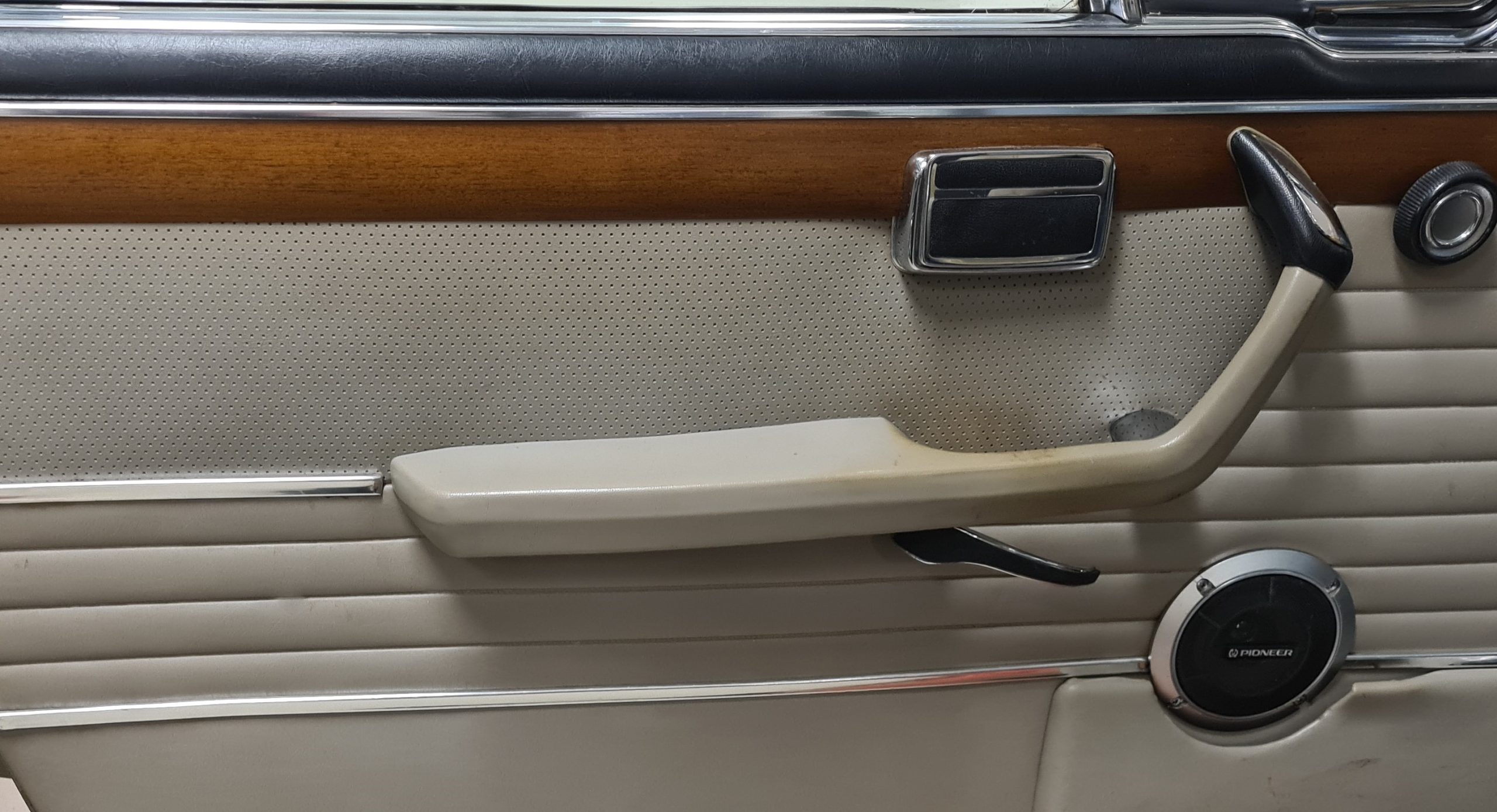 modevelopments classic car renovation paint interior veteranbil renovering lackering inredning bmw csi