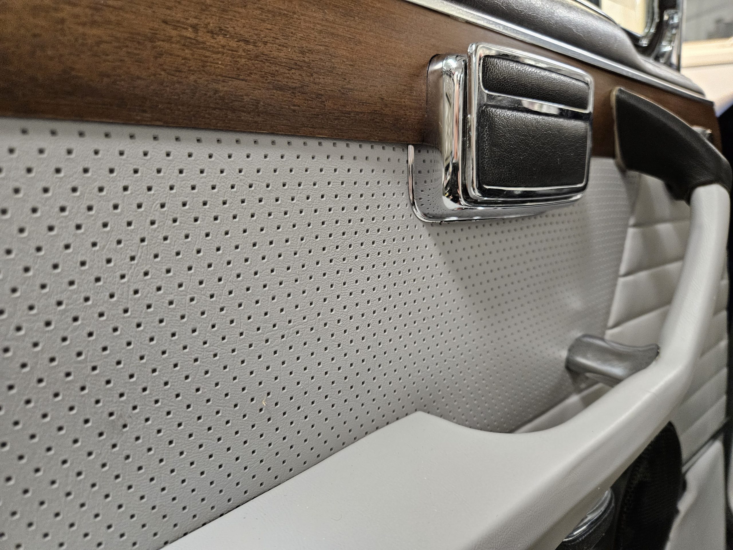 modevelopments classic car renovation paint interior veteranbil renovering lackering inredning bmw csi
