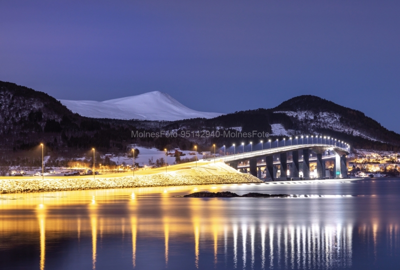 Tresfjordbrua natt