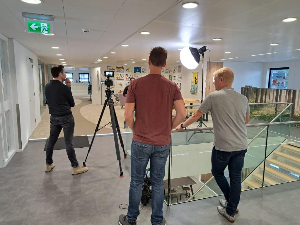 Interview setting met cameraman Ben en 2 klanten