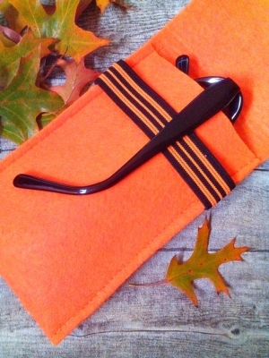 Brillentasche/ Brillenetui/ Filztasche "Max" (orange-schwarz) aus Filz - MONDSPINNE