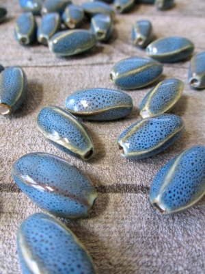Porzellanperlen Großlochperlen antik glasiert Twist Opal dodgerblue - MONDSPINNE