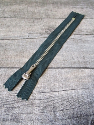 Reißverschluss dunkelgrün altsilber 14 cm lang 2,7 cm breit YKK - MONDSPINNE