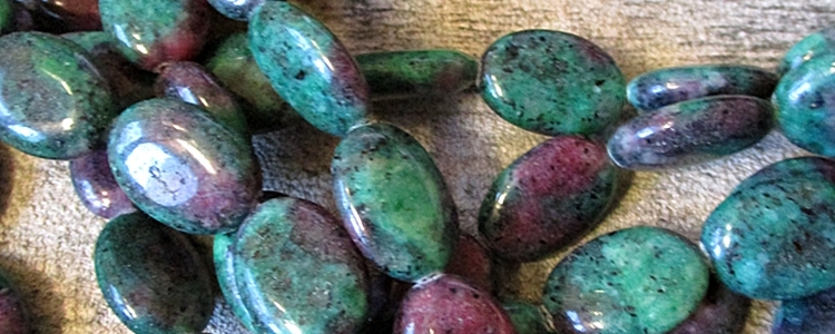 Rubin-Zoisitperlen synthetisch flach oval grün-violett 18x13x6 mm - MONDSPINNE