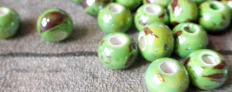 Porzellanperlen Großlochperlen handgefertigt apfelgrün perlig 12x9 mm Lochgröße 4 mm - MONDSPINNE