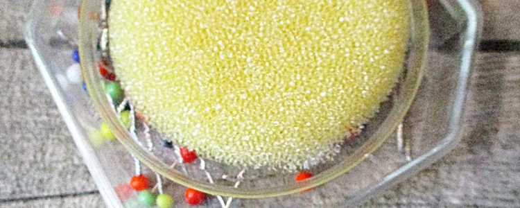 Stecknadeln 20 Gramm mit Glasköpfchen bunt mit Nadelkissen gelb - MONDSPINNE