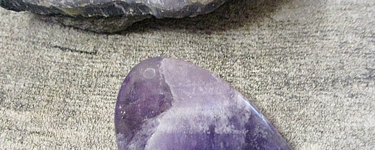 Anhänger Amethyst lila violett Edelstein gebohrt flach tropfenförmig groß - MONDSPINNE