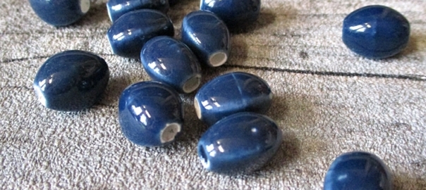 Porzellanperlen linsenförmig 12x9 mm petrol blau Großlochperlen Lochgröße 2,8 mm - MONDSPINNE