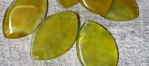 Anhänger Achat Edelstein groß flach rautenförmig mandelförmig gelb transparent gebohrt - MONDSPINNE