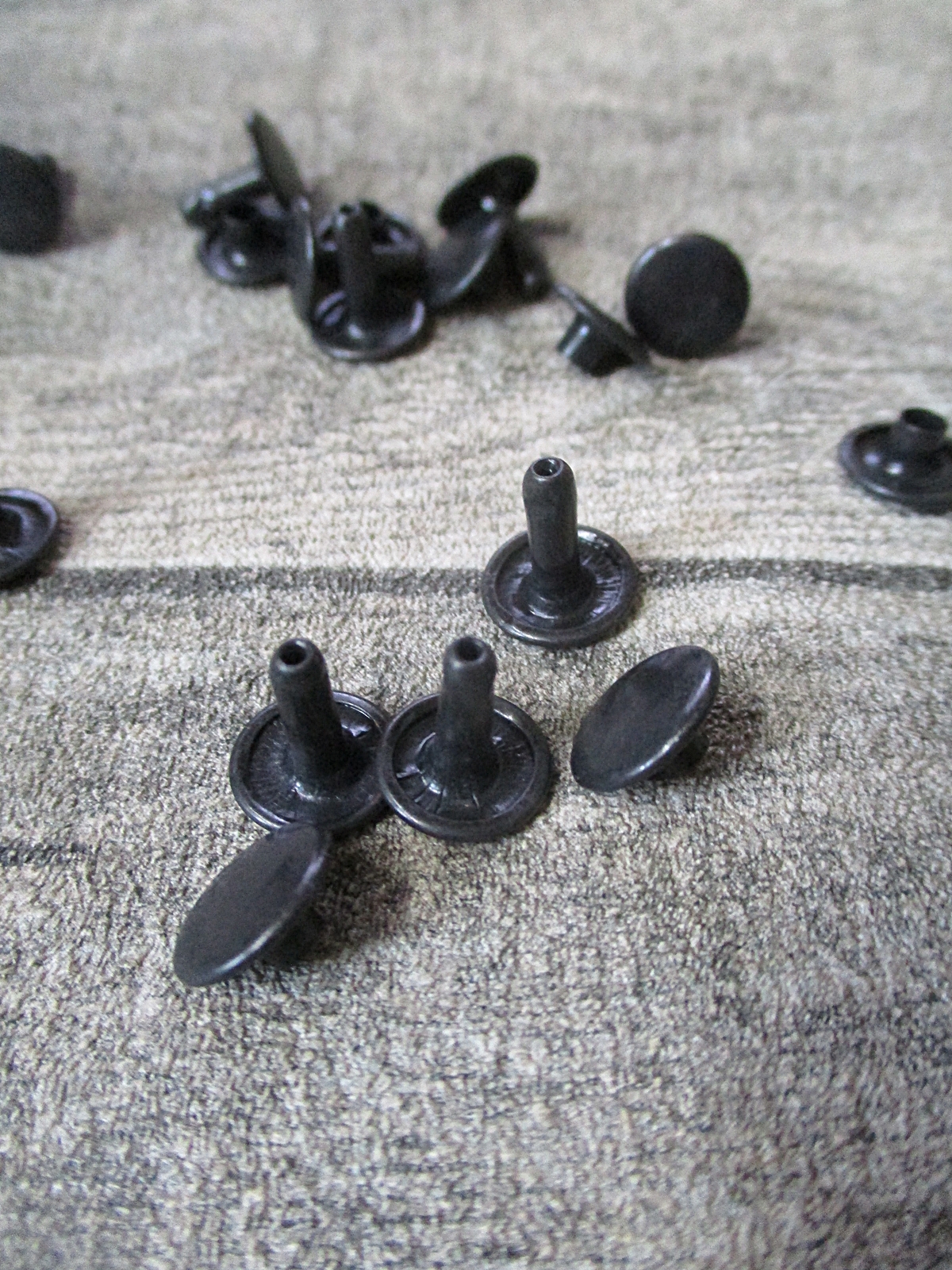 10 Nieten rund & flach (schwarz) 10x10 mm, aus Metall
