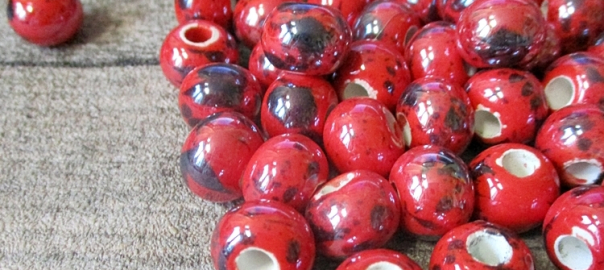 Porzellanperlen Großlochperlen handgefertigt rot perlig 12x9 mm Lochgröße 4 mm - MONDSPINNE
