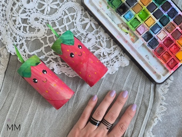 erdbeeren aus Klopapierrolle