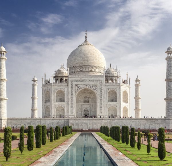 mesmerizing-shot-famous-historic-taj-mahal-agra-india