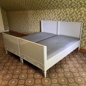 Paret sängar "Swedish grace" med fräscha sängbottnar.Pris 5 000 kr