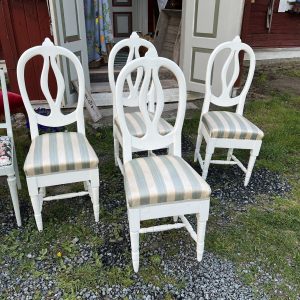 4 st stolar Gustaviansk modell.Pris 1 500 kr