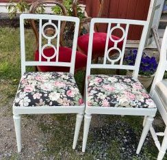 Paret stadiga stolar med dekorativ ryggtavla.Pris 400 kr paret SÅLD