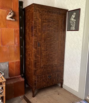 Linneskåp med fyra flyttbara hyllplan samt låda.Höjd 180 cm, Bredd 85 cm, djup 45,5 cm. Pris 3 900 kr