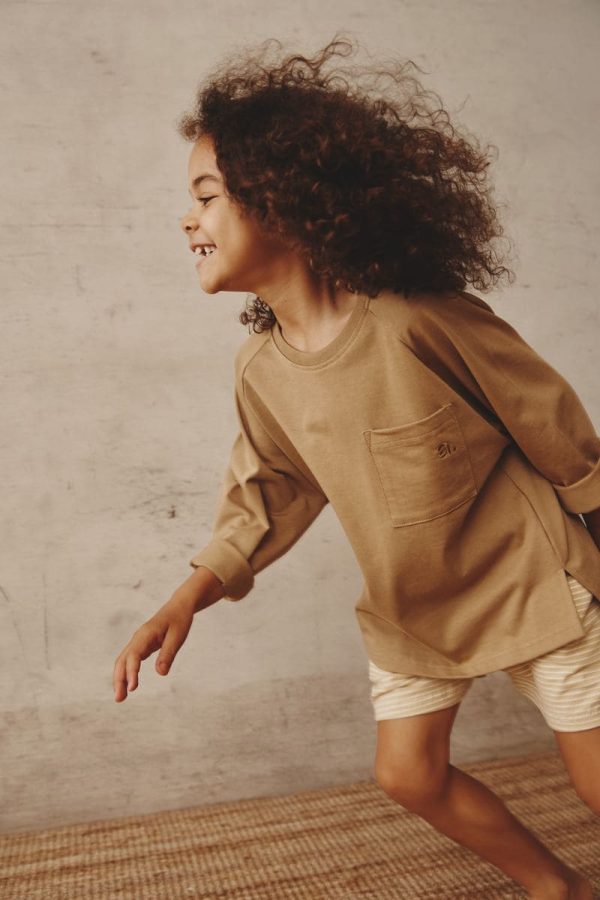 the Duncan Longsleeve in Khaki paired with the Theodore Shorts by the brand Alfred
