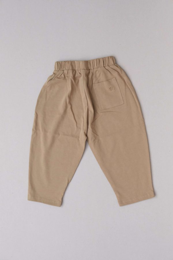 flatlay of the Duncan Pants in Khaki by the brand Alfred