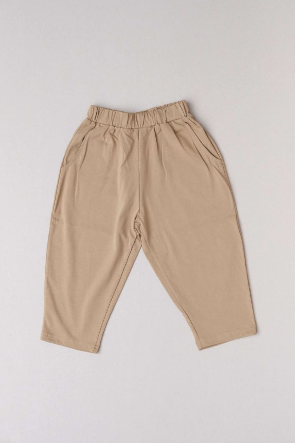 flatlay of the Duncan Pants in Khaki by the brand Alfred