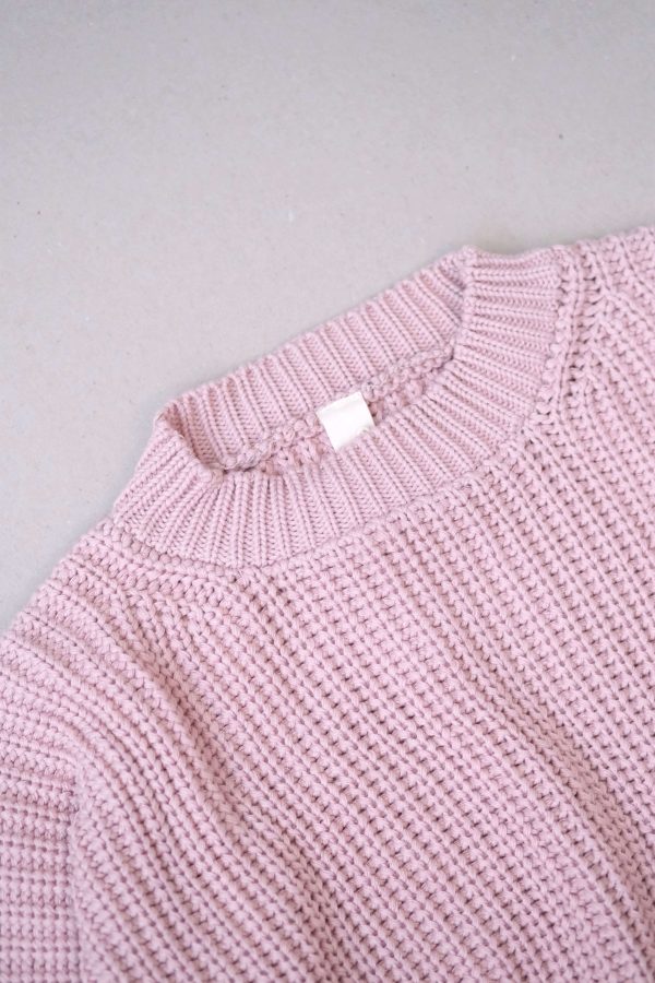 flatlay of the chunky pullover in dusty rose by the brand Summer and Storm