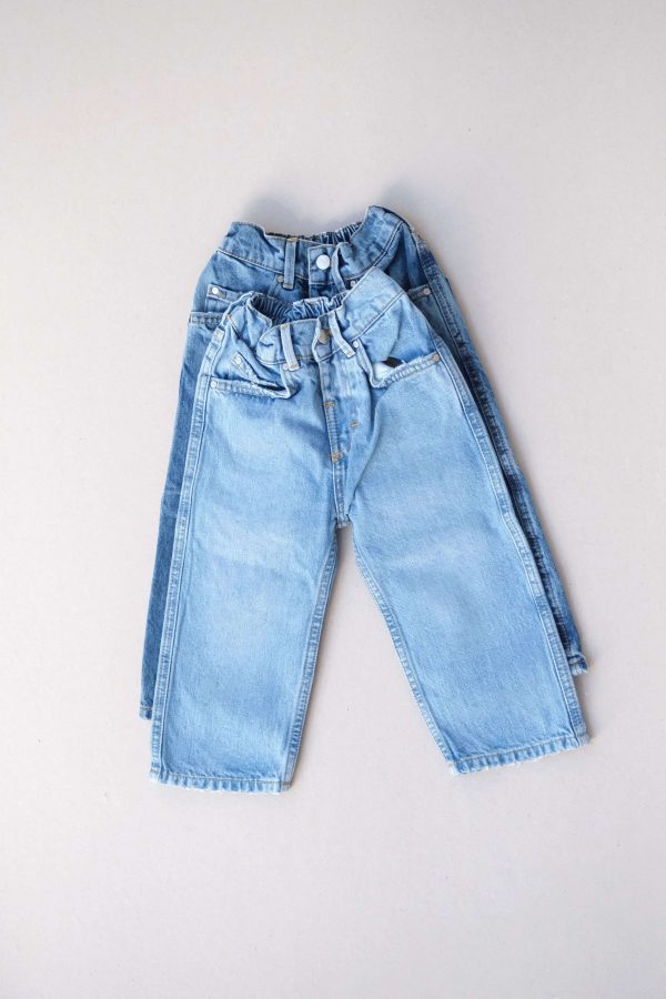 the 80s denim jean in lightwash and midwash by the brand Summer and Storm