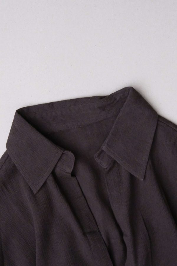 detailed flatlay of the Ker Button Up in Charcoal by the brand Bahhgoose, showing the collar and the textured fabric