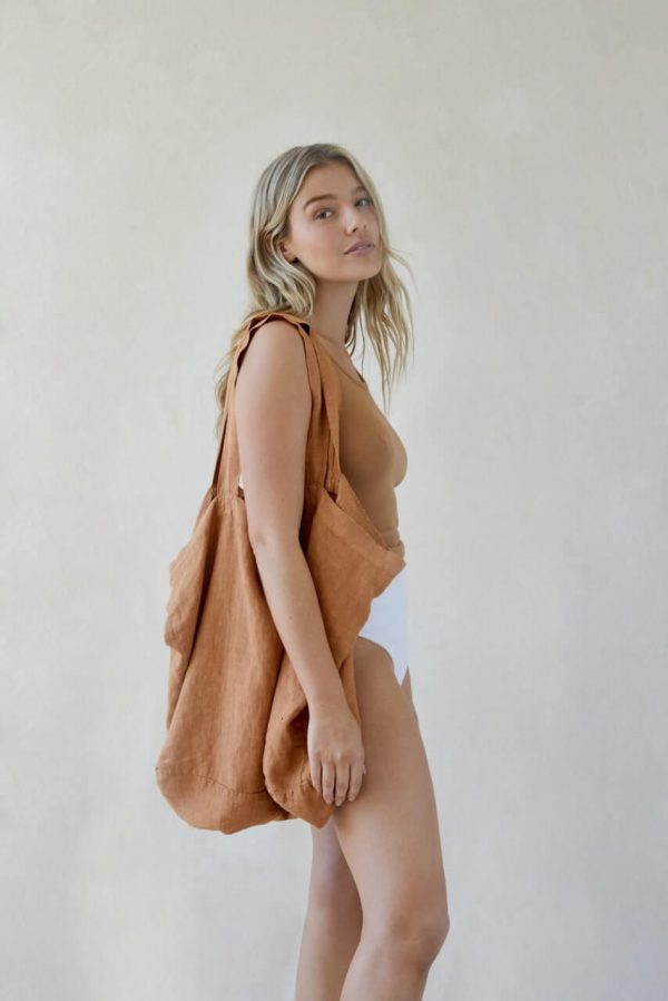 woman wearing the Lua Bag in Caramel by the brand the Sept