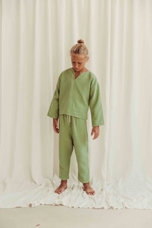 the organic cotton Levi Pants in Dryed Green paired with the Leonardo shirt by the brand LiiLU