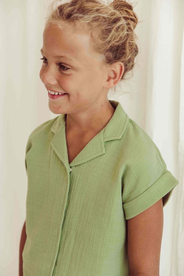 the organic cotton Mateo Shirt in Dryed Green by the brand LiiLU