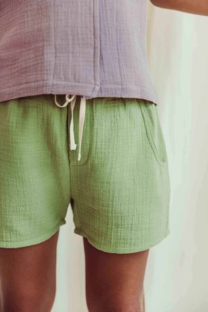 the organic cotton Tudor Shorts in dryed green paired with the Mateo shirt in Lavender by the brand LiiLU