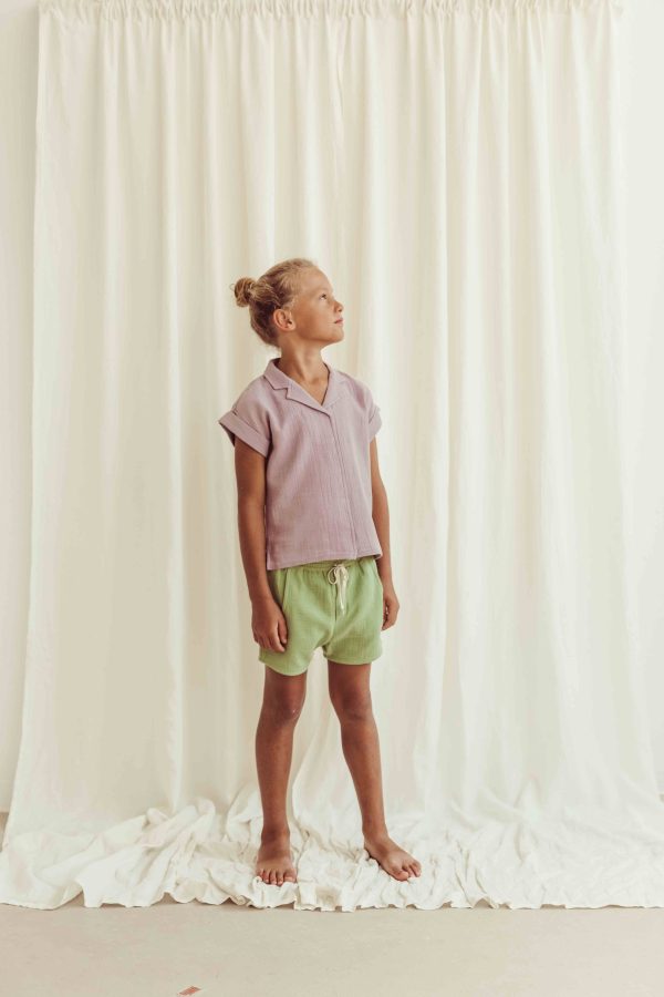 the organic cotton Tudor Shorts in dryed green paired with the Mateo shirt in Lavender by the brand LiiLU