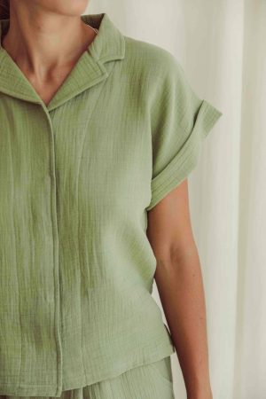 the organic cotton Mateo Shirt in Dryed Green by the brand LiiLU