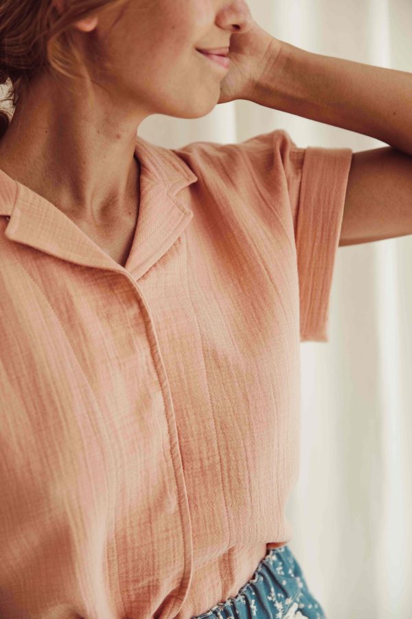 the organic cotton Mateo Shirt in Peach by the brand LiiLU
