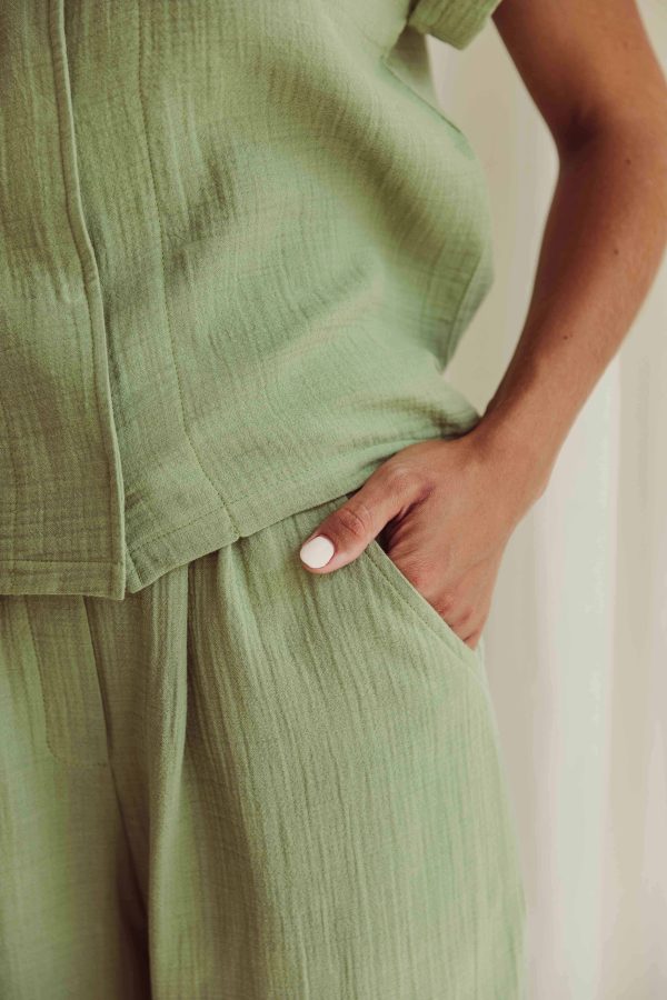 the organic cotton Levi Pants in Dryed Green with the matching Mateo Shirt by the brand LiiLU