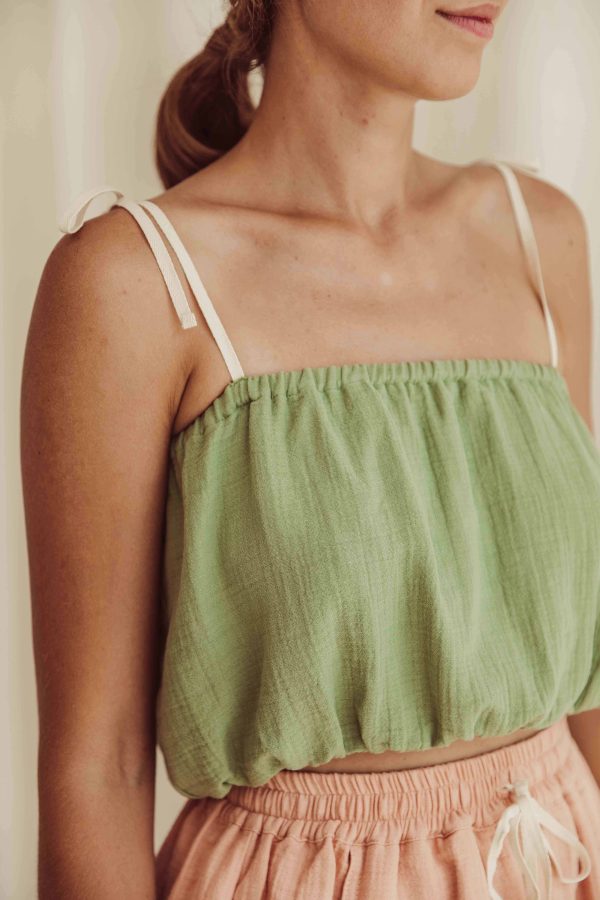 the organic cotton Susa Top in Dryed Green paired with the Tutor Shorts in Peach by the brand LiiLU