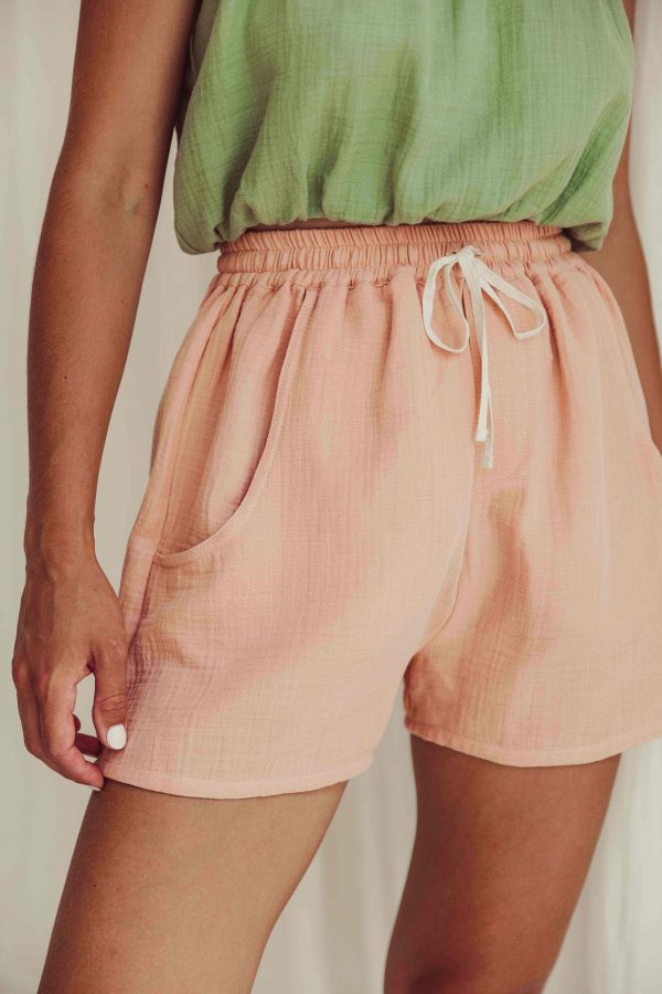 the organic cotton Tudor Shorts in Peach paired with the Susa Top in Dryed Green by the brand LiiLU