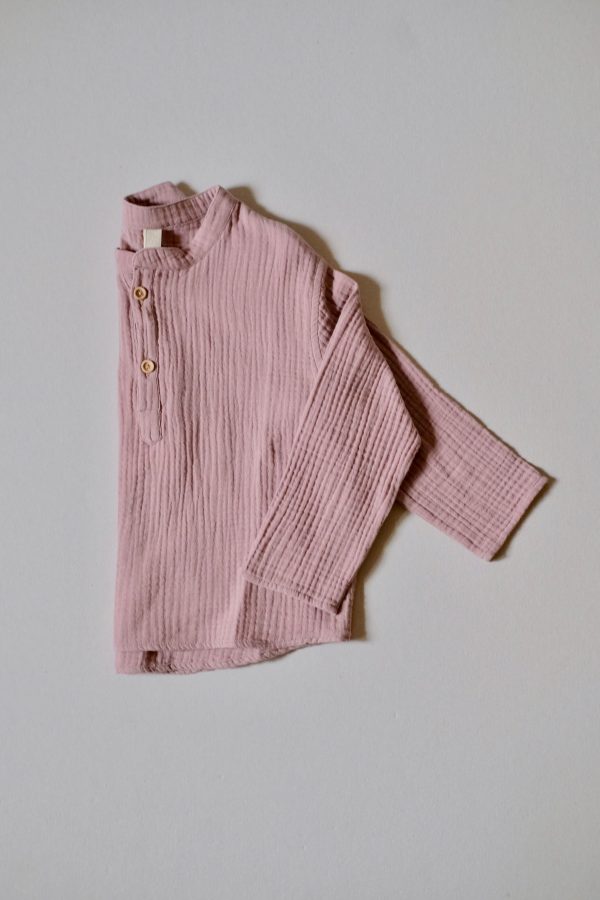 the Leonard Shirt in Pale Mauve organic muslin cotton by the sustainable brand LiiLU, curated by Morsel Store located on Mallorca