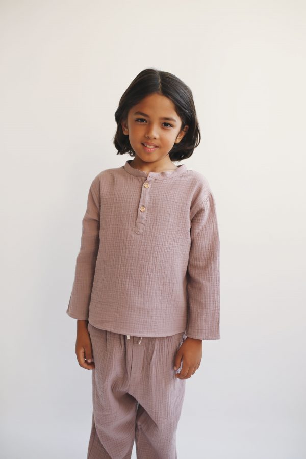 boy wearing the Leonard Shirt in Pale Mauve organic muslin cotton paired with the matching Levi Pant by the sustainable brand LiiLU, curated by Morsel Store located on Mallorca